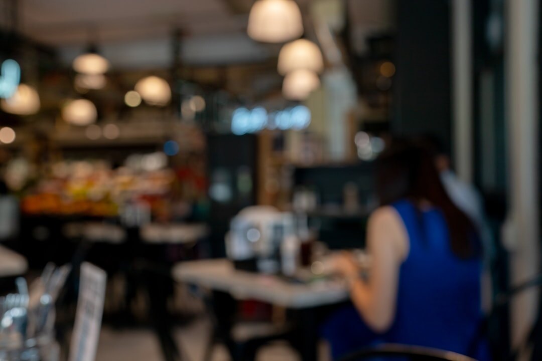 journalist using laptop in cafe